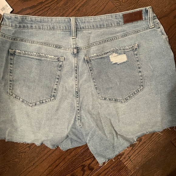 Hollister Curvy High Rise Mom denim shorts - Picture 3 of 5